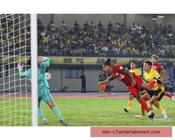 迈达纳加盟河南队后迅速崛起成后防核心与带刀侍卫助力球队防守稳固 迈达纳加盟河南队后迅速崛起成后防核心与带刀侍卫助力球队防守稳固